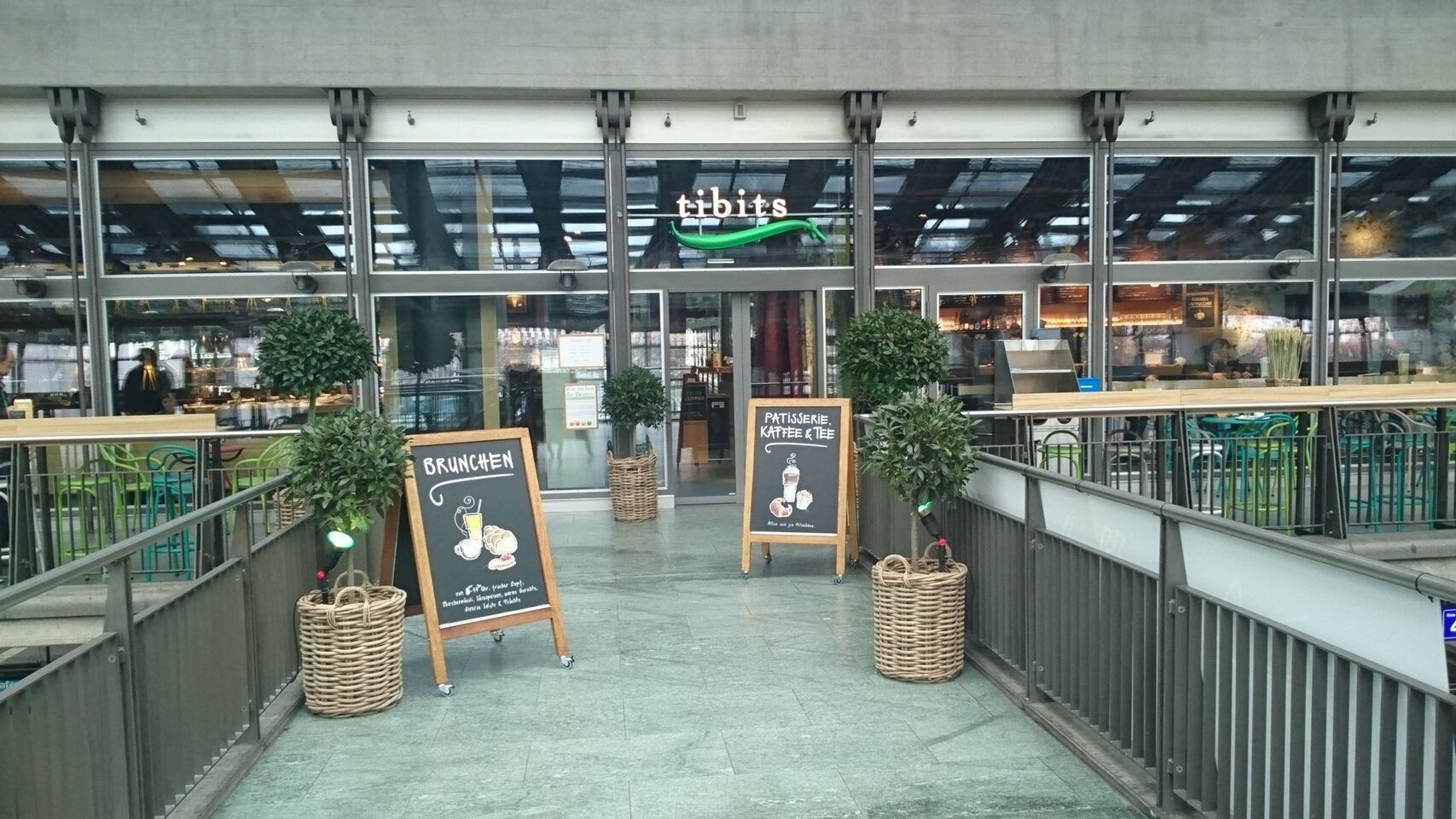 A photo of tibits, Bahnhof